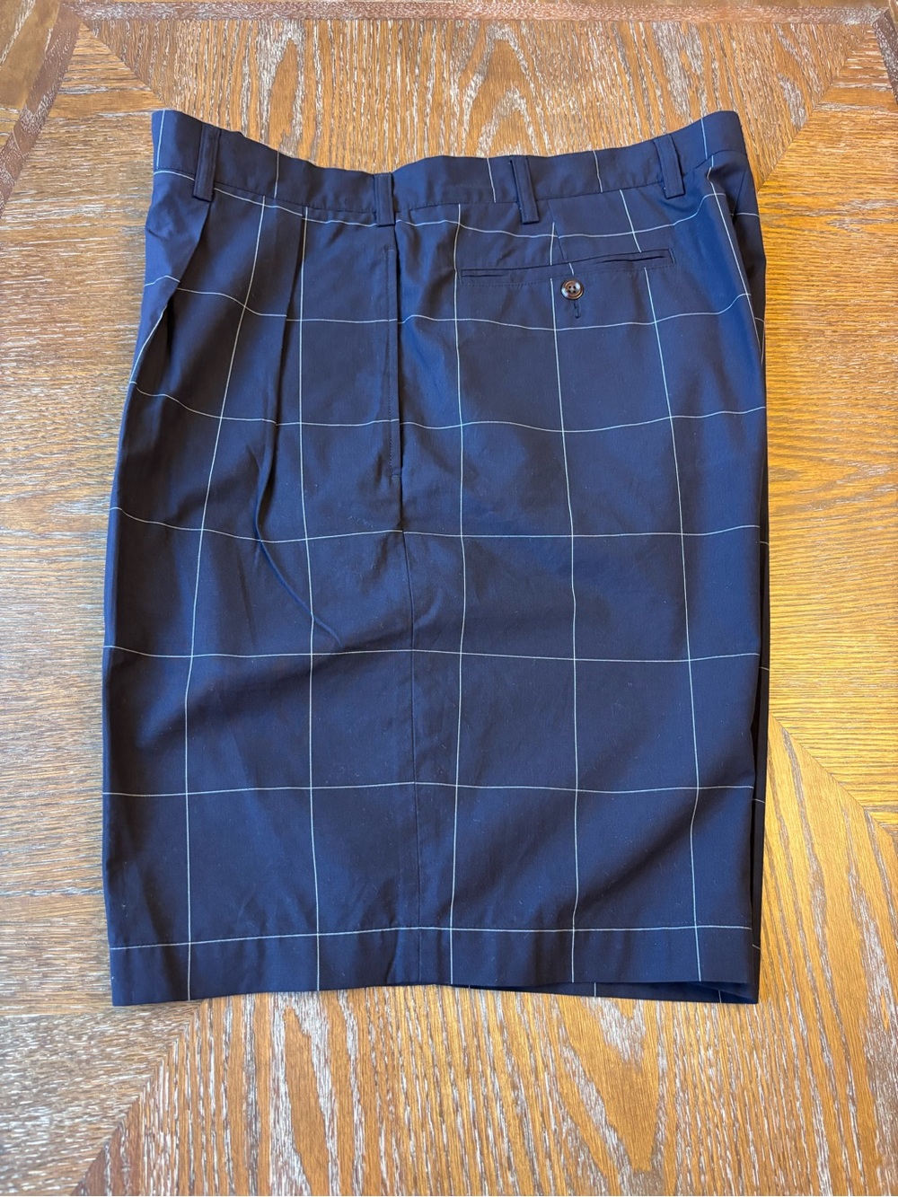 Nautica Men’s shorts Navy & White striped shorts.